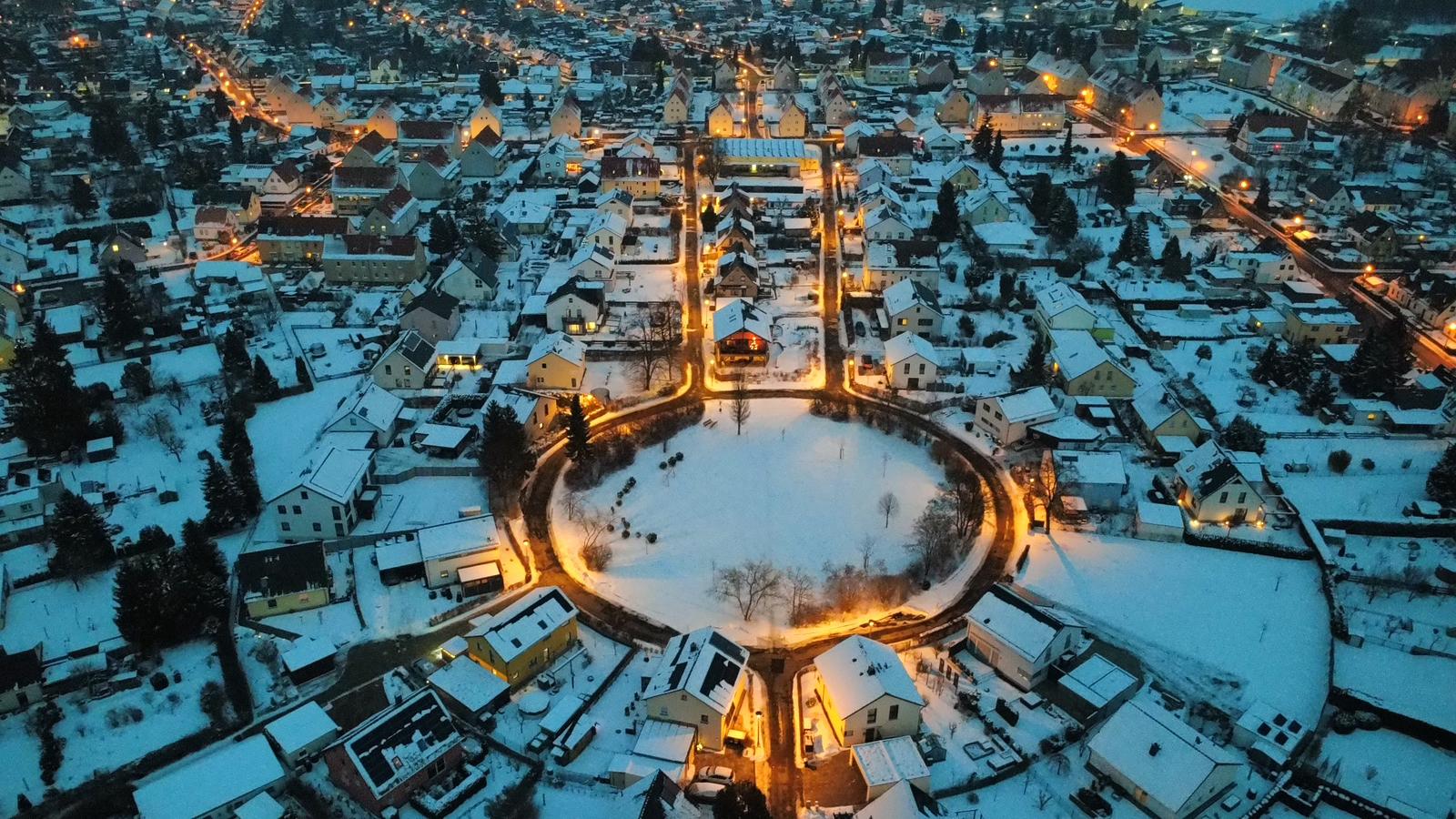 Franz-Mehring-Platz im Winter von der Drohne